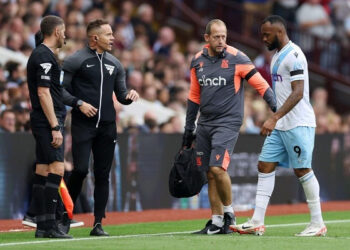 Jordan Ayew picks up an injury during Crystal Palace loss to Aston Villa