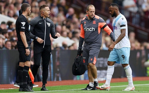Jordan Ayew picks up an injury during Crystal Palace loss to Aston Villa