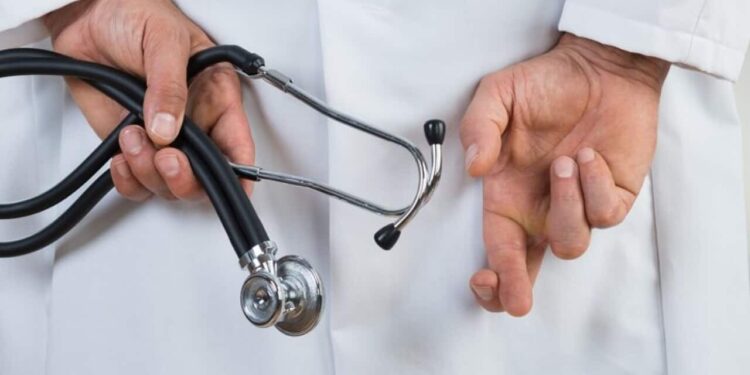 W/R: Fake Doctor On The Run After He ‘chopped’ And Robbed Patients