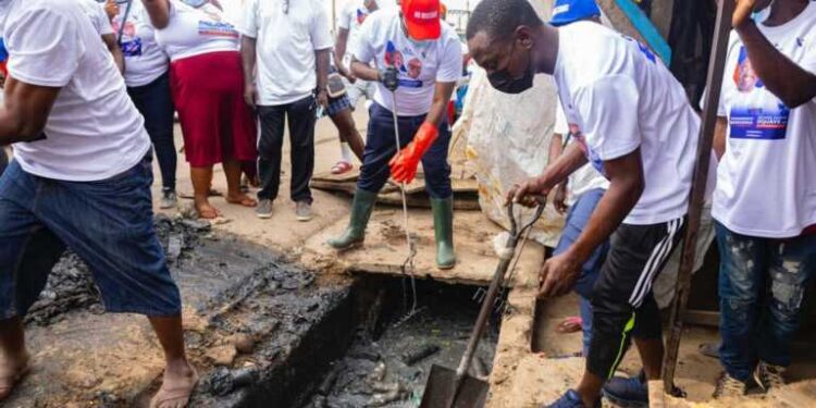 Mike Oquaye Jnr. joins residents of Dome-Kwabenya in Homowo clean-up exercise