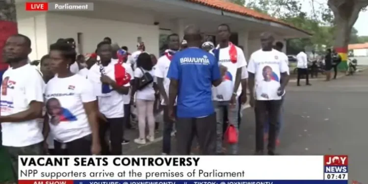 Supporters of NPP throng Parliament amidst leadership tussle