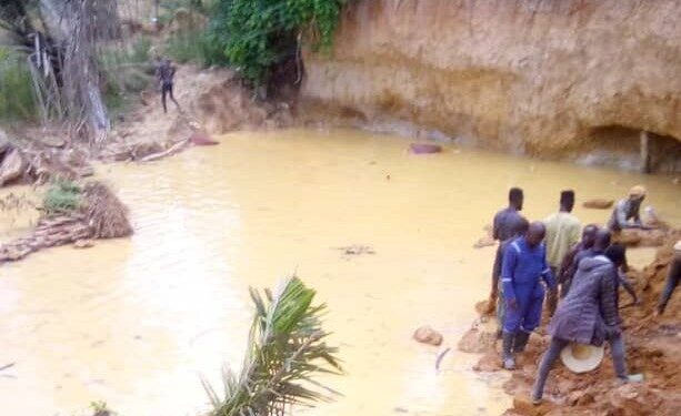 Ashanti Region: 2 illegal miners dead; others trapped in a pit