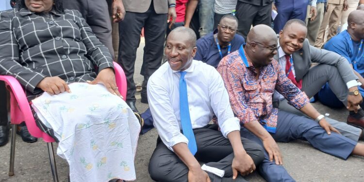 Video: Minority MPs sit on the floor in protest of Wontumi’s detention