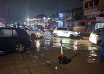 Heavy evening rainfall floods Odorkor-Kwashieman road, causes traffic disruptions