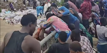 Residents Turn Flooded Gutters into ‘Shopping Aisles’ After Warehouse Cargo Is Swept Away by Rains