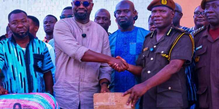 Annoh-Dompreh visits Wontumi at Nsawam Prison, donates food items to inmates